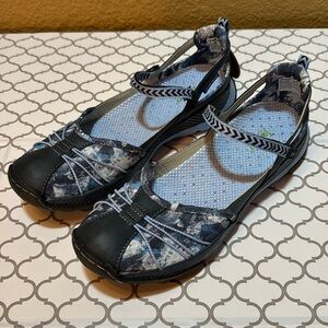 Jambu Womens Alley Mary Janes White & Black Adjustable Flats. Size 8.5